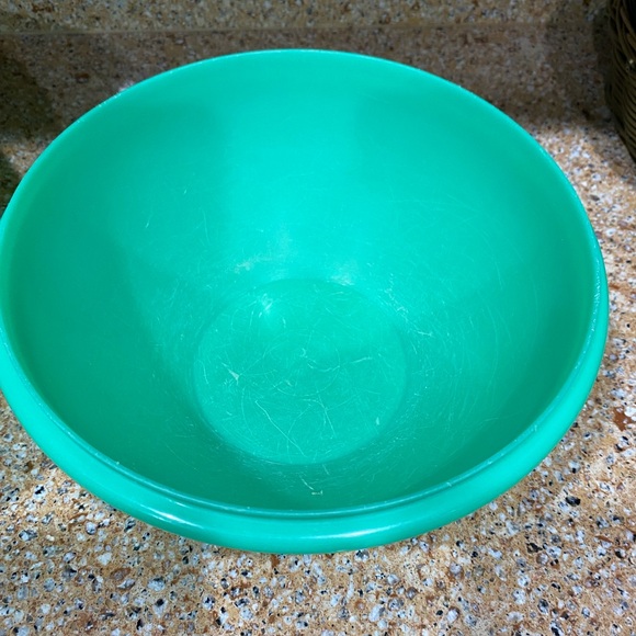 Large and small green vintage Tupperware bowls - Picture 4 of 7
